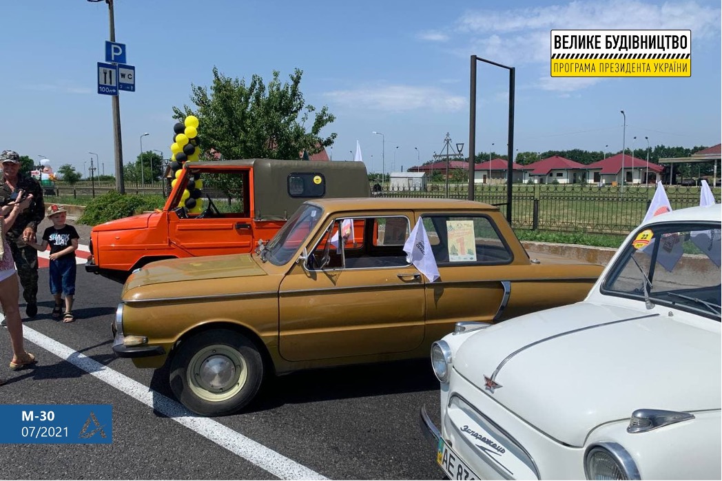 Ретрокары испытали на прочность стройку Дороги единства возле Днепра
